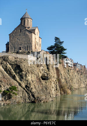 Vergine Maria Chiesa di Metekhi sulla banca del fiume Mtkvari, Tbilisi, Georgia Foto Stock