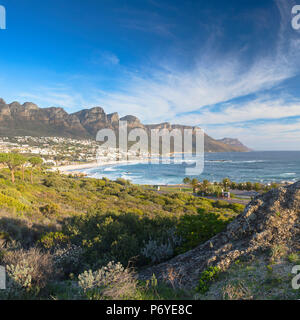 Vista di Camps Bay, Città del Capo, Western Cape, Sud Africa Foto Stock