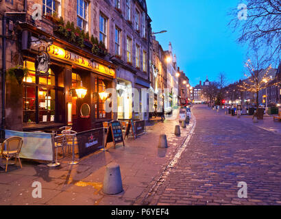 Regno Unito, Scozia, Lothian, Edimburgo, crepuscolo vista del Black Bull Pub e il Grassmarket. Foto Stock