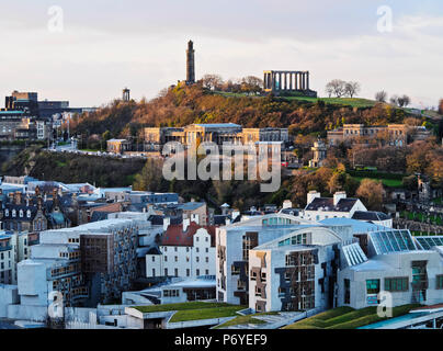 Regno Unito, Scozia, Lothian, Edimburgo, vista in elevazione dell'edificio del parlamento scozzese e la Calton Hill. Foto Stock