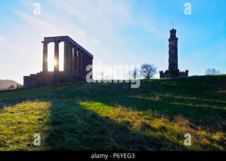 Regno Unito, Scozia, Lothian, Edimburgo, Calton Hill, vista del Monumento Nelson e il Monumento Nazionale di Scozia. Foto Stock