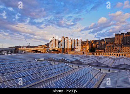 Regno Unito, Scozia, Lothian, Edimburgo, vista di The Scotsman Hotel e il North Bridge. Foto Stock