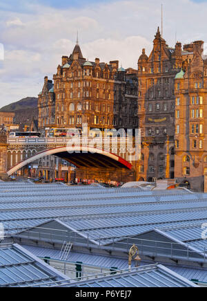 Regno Unito, Scozia, Lothian, Edimburgo, vista di The Scotsman Hotel e il North Bridge. Foto Stock