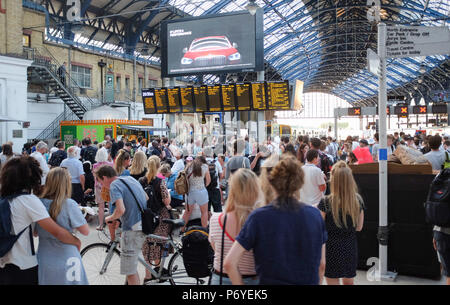 Brighton Regno Unito 2 Luglio 2018 - I passeggeri in attesa presso la stazione di Brighton come lunghi ritardi sono stati causati da problemi di segnale Brighton a Londra la linea Foto Stock