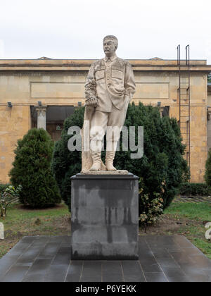 Gori, Georgia - 1 Dicembre 2016 : statua del leader sovietico Joseph Stalin nel parco intorno alla sua casa natale accanto al locale museo Stalin Foto Stock