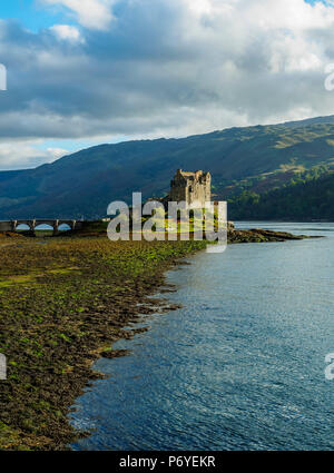 Regno Unito, Scozia, altopiani, Dornie, vista del Castello Eilean Donan. Foto Stock