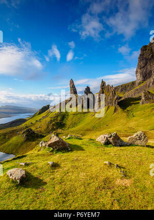 Regno Unito, Scozia, altopiani, Isola di Skye, vista del Vecchio Uomo di Storr. Foto Stock