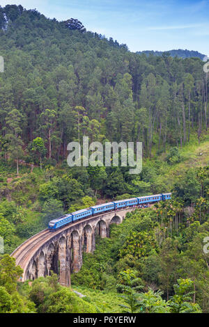 Sri Lanka, Ella, treno su nove archi bridge Foto Stock