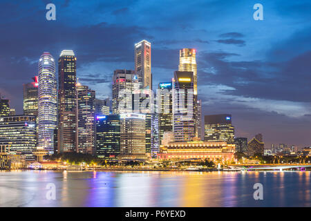 Singapore Repubblica di Singapore, Sud-est asiatico. Città di grattacieli di Marina Bay al crepuscolo. Foto Stock