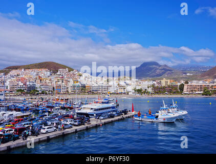 Spagna Isole Canarie, Tenerife, Los Cristianos, vista dal porto verso la città. Foto Stock