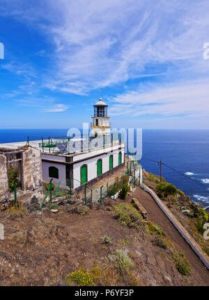 Spagna Isole Canarie, Tenerife, Anaga Parco Rurale, vista del faro di Faro de Anaga situato nei pressi di Roque Bermejo. Foto Stock