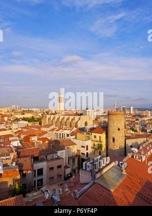 In Spagna, in Catalogna, Provincia di Barcellona, Terrassa, vista in elevazione della città con la Torre del Palau e la Catedral Basilica del Sant Esperit. Foto Stock