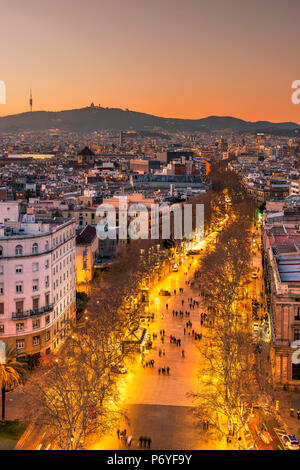 Skyline della città e la rambla pedonale e commerciale di Barcellona, in Catalogna, Spagna Foto Stock