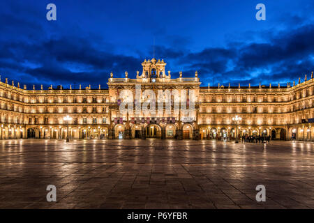 Vista notturna di Plaza Mayor Salamanca Castiglia e Leon, Spagna Foto Stock