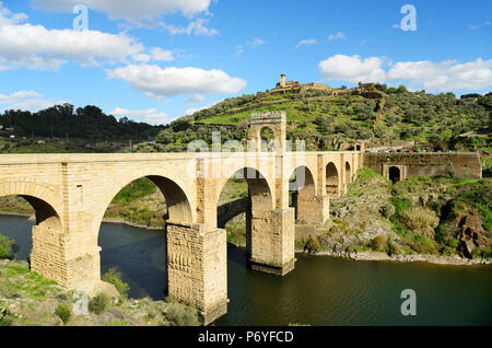 Il ponte romano di Alcantara (Traiana ponte) è un arco in pietra ponte costruito sul fiume Tago a Alcantara nel 106 d.c. da un ordine dell'imperatore Traiano. Essa è oggi pienamente operativa. Estremadura, Spagna Foto Stock