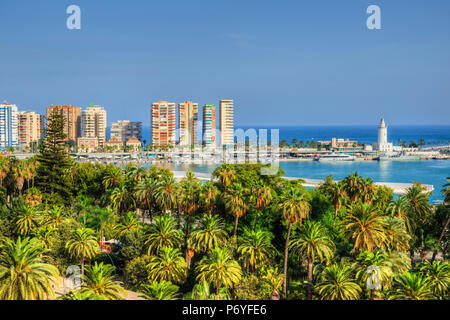 Vista sul porto con il faro, Malaga, Costa del Sol, Andalusia, Spagna Foto Stock