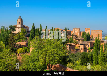 Alhambra da i giardini di Generalife, Sito Patrimonio Mondiale dell'UNESCO, Granada, Andalusia, Spagna Foto Stock