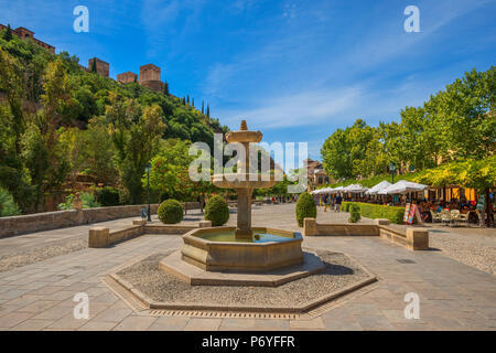 Paseo de los Tristes con Alhambra, Sito Patrimonio Mondiale dell'UNESCO, Granada, Andalusia, Spagna Foto Stock