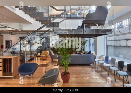 Showroom con scalinata vista. Fritz Hansen, Londra, Regno Unito. Architetto: N/A, 2018. Foto Stock