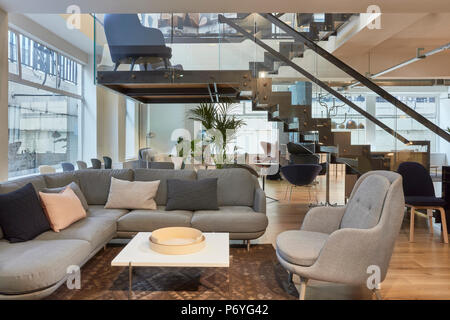 Showroom con scalinata vista. Fritz Hansen, Londra, Regno Unito. Architetto: N/A, 2018. Foto Stock
