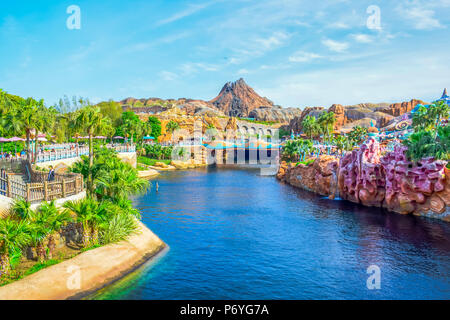 Vista della misteriosa isola da Mermaid Lagoon a Tokyo Disneysea situato in Urayasu, Chiba, Giappone Foto Stock