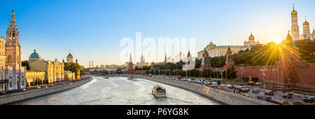 Panorama del fiume Moskva con il Cremlino di torri al tramonto, Mosca, Russia Foto Stock