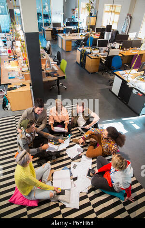Creative team business meeting, il brainstorming in cerchio sul pavimento di office Foto Stock