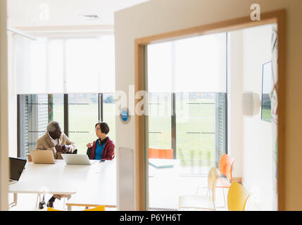 Senior business persone incontro in sala conferenze Foto Stock