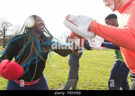 Donna sorridente boxe in posizione di parcheggio Foto Stock