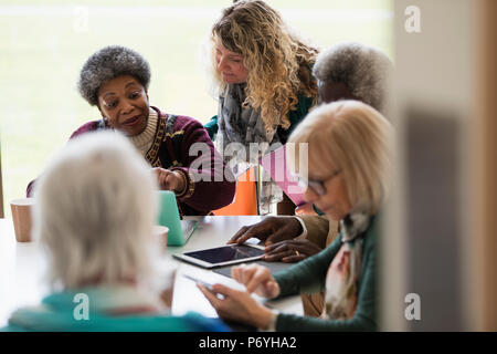 Senior business persone che parlano in sala conferenza incontro Foto Stock