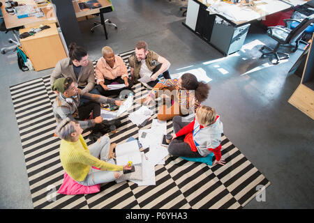 Creative team business meeting, il brainstorming in cerchio sul pavimento in ufficio Foto Stock