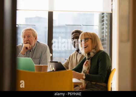 Sorridente senior business persone in sala conferenza incontro Foto Stock