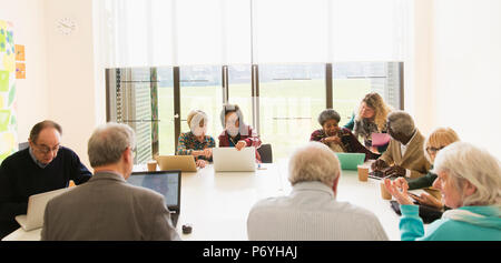 Senior business persone in sala conferenza incontro Foto Stock