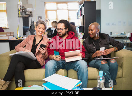 Attività creativa le persone che usano telefoni intelligenti in office Foto Stock