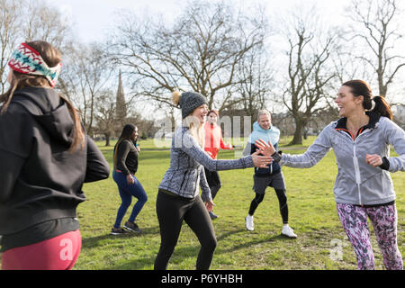 Guide di scorrimento per fare jogging in un cerchio in posizione di parcheggio Foto Stock