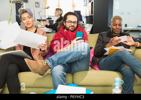 Attività creativa le persone che usano telefoni intelligenti in office Foto Stock