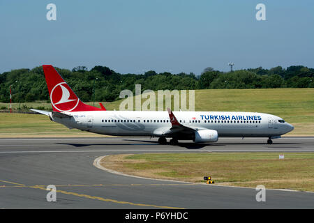 La Turkish Airlines Boeing 737-900ER pronto al decollo all'Aeroporto di Birmingham, UK (TC-JYC) Foto Stock