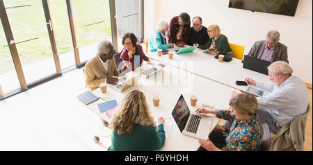 Senior business persone in sala conferenza incontro Foto Stock