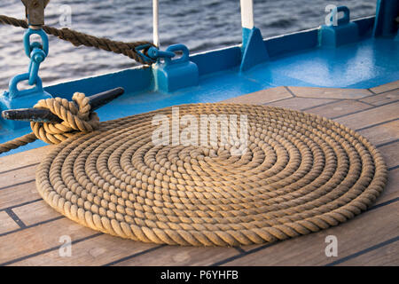 Spirale della corda di canapa su yacht's deck Foto Stock