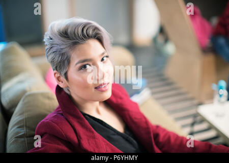 Ritratto fiducioso imprenditrice Foto Stock