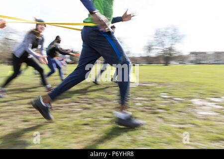 Persone racing, facendo il team building esercizio nel soleggiato parco Foto Stock