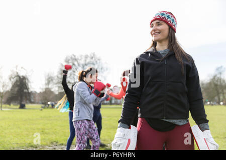 Sorridente, fiducioso donna boxe in posizione di parcheggio Foto Stock