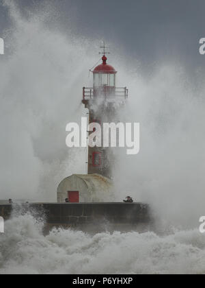 Porto, Portogallo - 7 Febbraio 2016: grande tempesta di neve nella bocca del fiume Douro Foto Stock