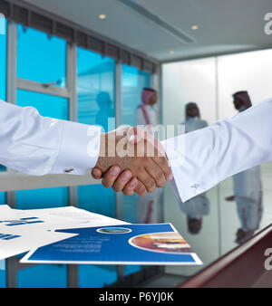 Arabia imprenditori arabi si stringono la mano e fare un accordo o ad una trattativa in una sala riunioni Foto Stock