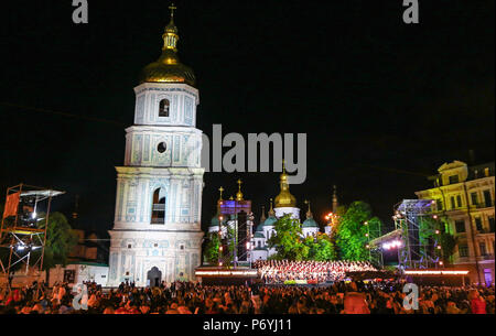 Kiev, Ucraina - 1 Luglio 2018: vista notturna di Piazza Sofiyivska a Kiev durante il concerto pubblico " Le strade di amicizia. Ravenna - Kiev'. Saint Sophi Foto Stock