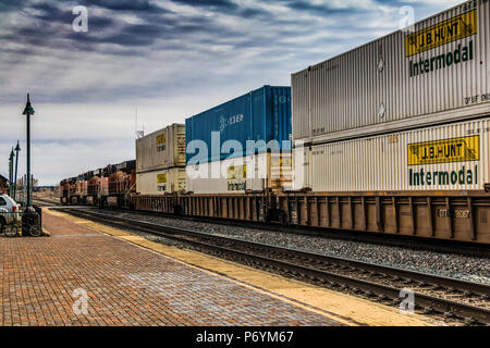 BNSF Eastbound contenitore treno laminazione attraverso Flagstaff, AZ Foto Stock