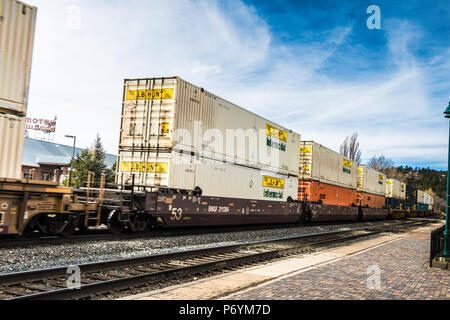 BNSF Eastbound contenitore treno laminazione attraverso Flagstaff, AZ Foto Stock