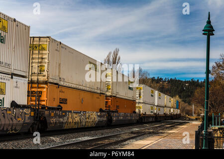 BNSF Eastbound contenitore treno laminazione attraverso Flagstaff, AZ Foto Stock