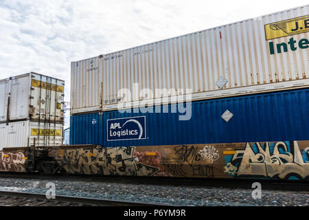 BNSF Eastbound contenitore treno laminazione attraverso Flagstaff, AZ Foto Stock