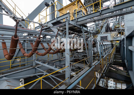 F60 è la denominazione della serie di cinque sovraccaricare i ponti di trasportatore utilizzato in carbone marrone (lignite) miniere a cielo aperto nei bacini Lusatian in Germania. Foto Stock